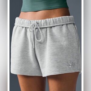 ALO Yoga Women’s “Accolade” Short 5” Inseam (M) *BESTSELLER*